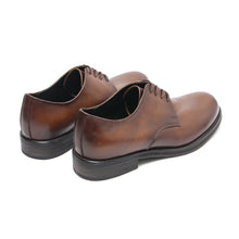 Hand-polished old  British fashion leather shoes derby shoe